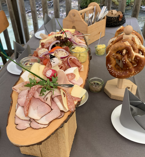 Klammhaus Partnach - Brotzeitbrettl im Biergarten