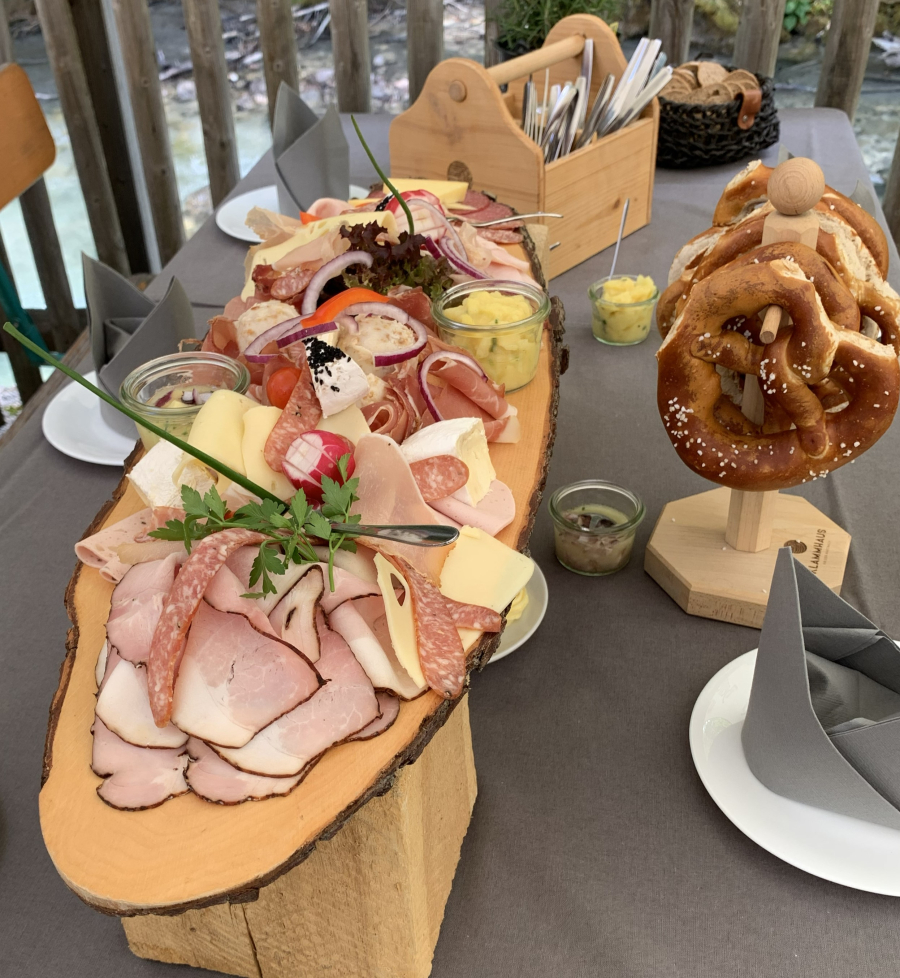Brotzeitbrettl im Biergarten