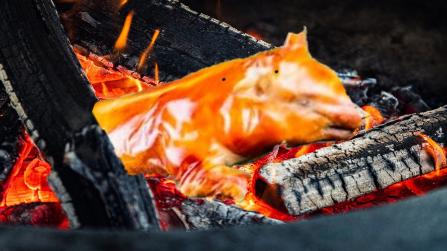 Spanferkel vom Grill im Biergarten